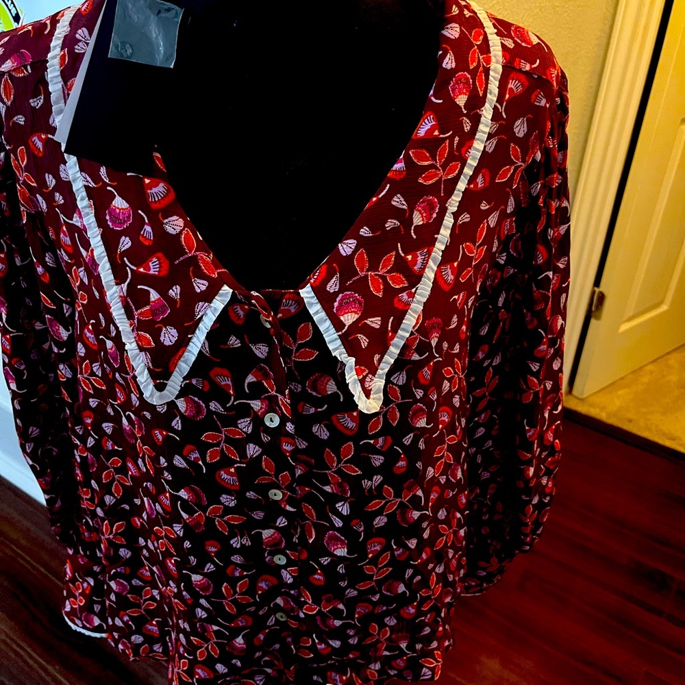 Lace detail at neckline, lace detail at cuff